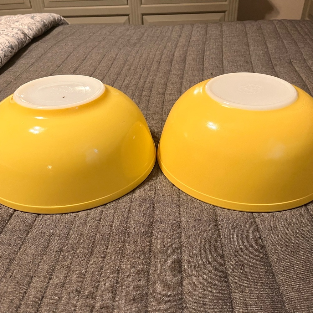 2 Pyrex Antique classic large yellow bowls, our mothers and grandmothers bowls. - Picture 5 of 5
